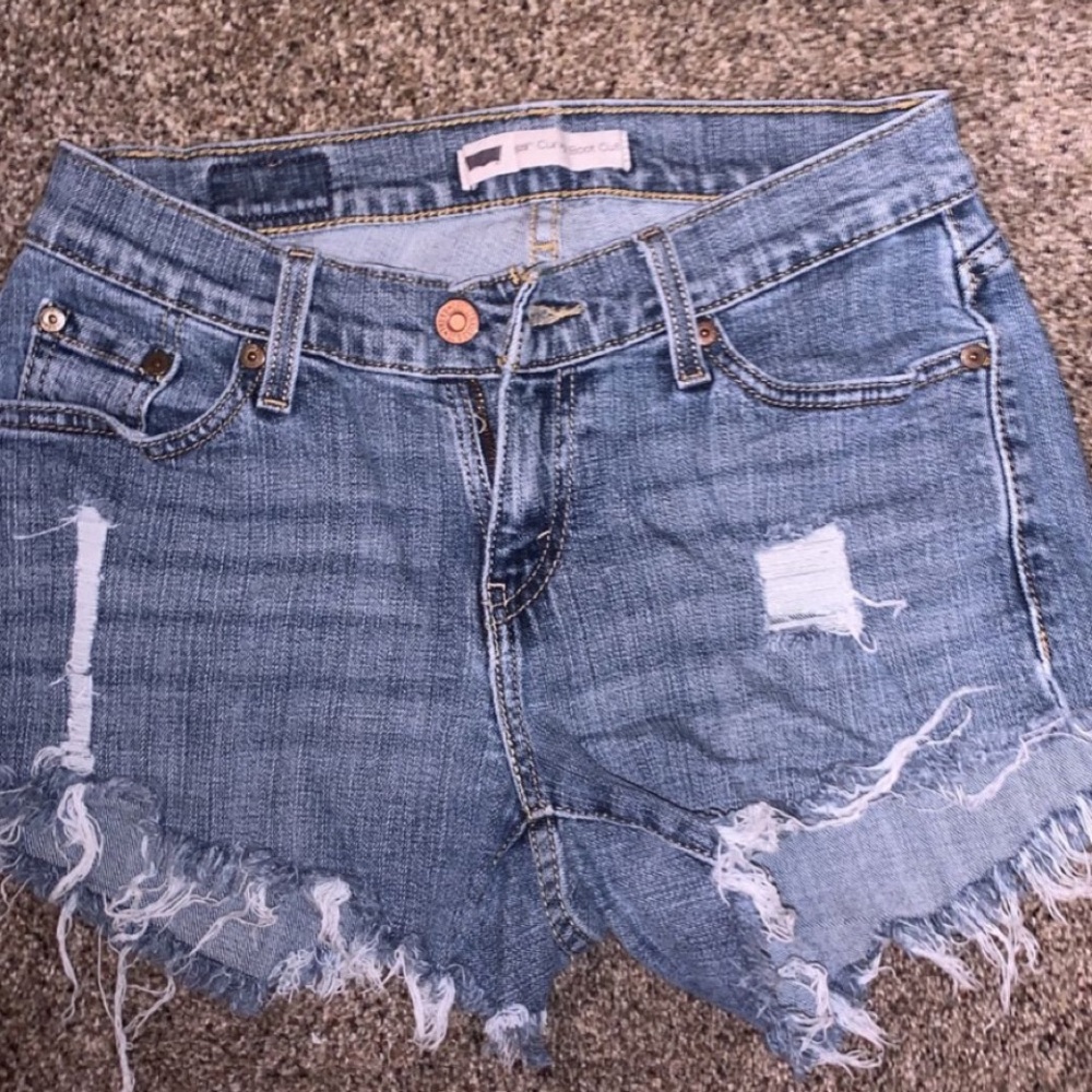 I am selling levi jean shorts, only work like twice